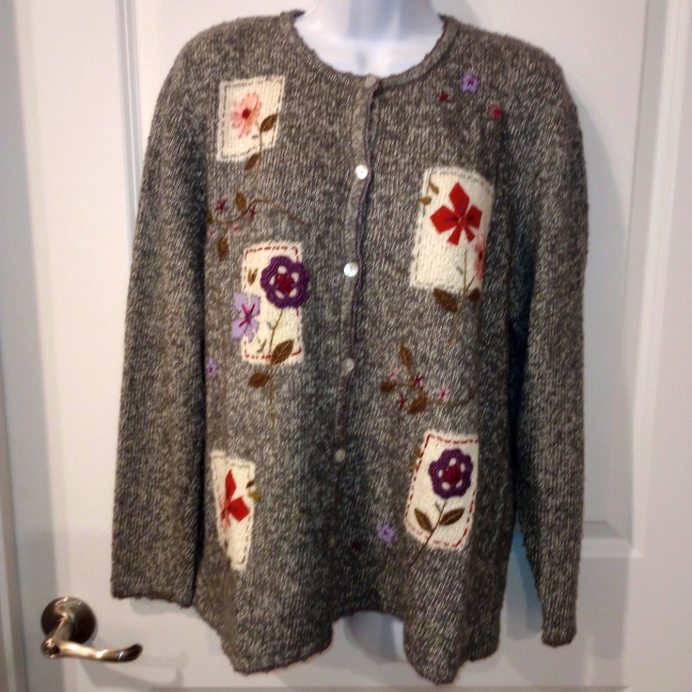 VINTAGE Chunky Gray Cardigan Sweater w Floral Embroidered Accent Lady's S M
